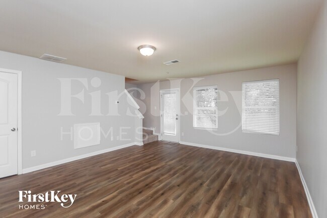 Building Photo - 2044 Reavis Blf NE
