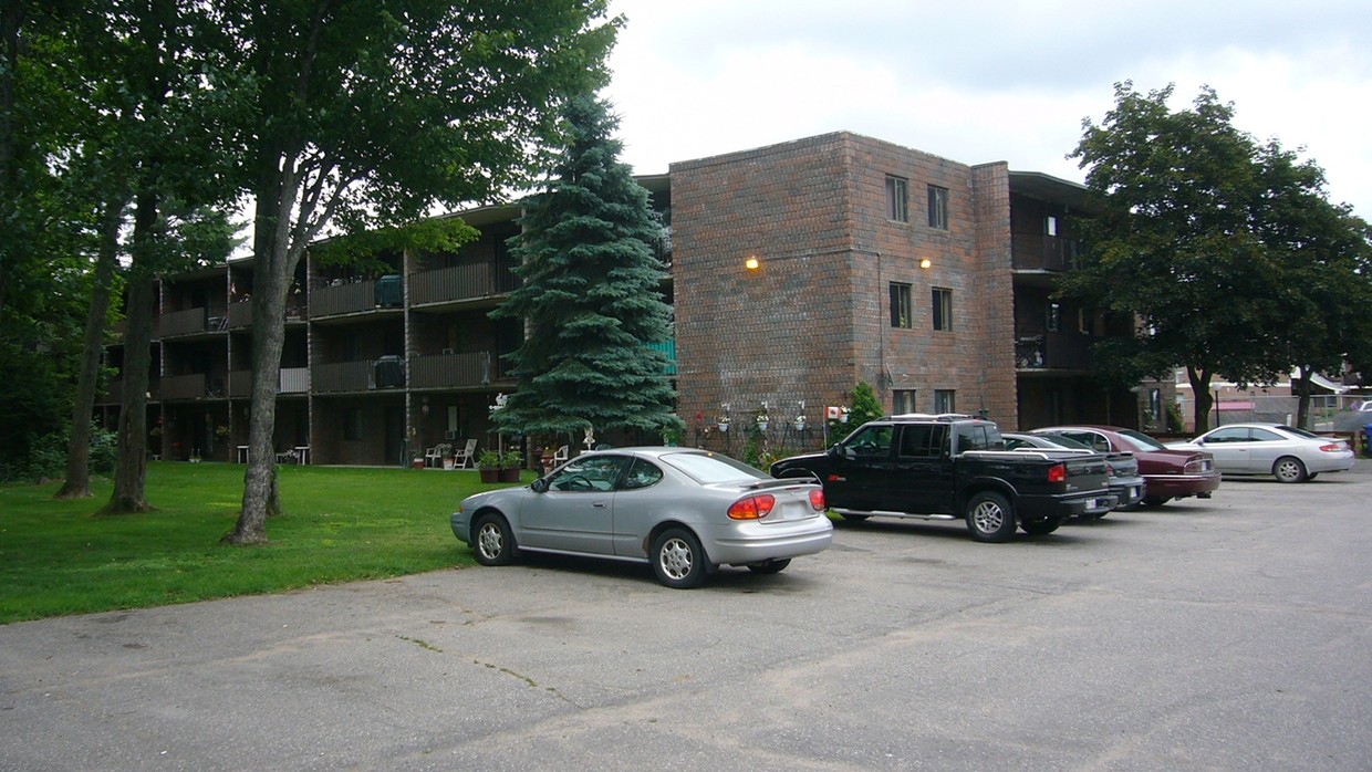 Primary Photo - Village Green Apartments