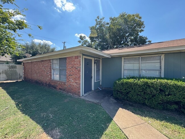 Building Photo - Duplex *LEASING SPECIAL AVAILABLE*