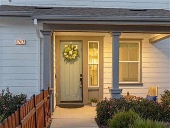 Foto del edificio - Beautiful, light filled home with EV charger, cozy backyard, very convenient SWSR location