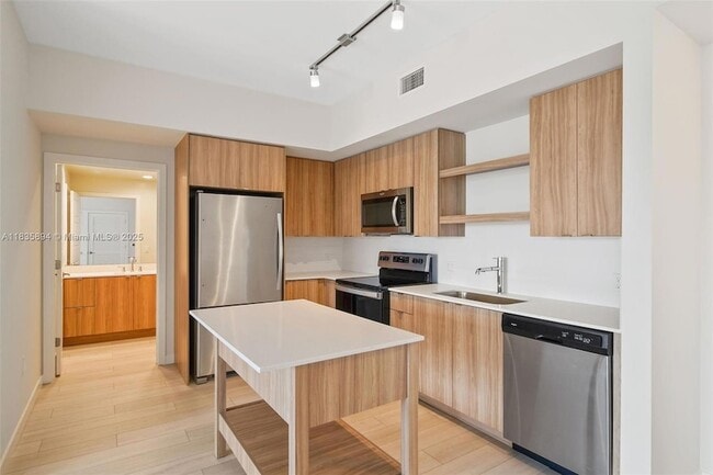 Foto del edificio - 555 NE 8th St