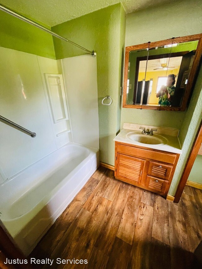 Building Photo - 4 br, 1 bath House - 615 W 9th