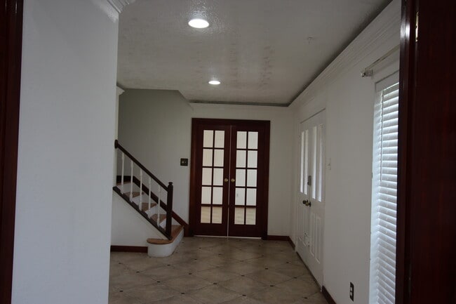 Entrada a la sala de estar 1 - 458 Woodrail Dr