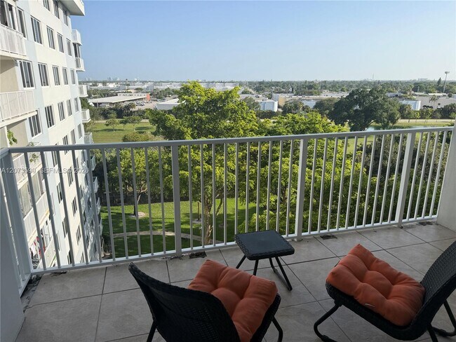 Foto del edificio - 4200 Hillcrest Dr