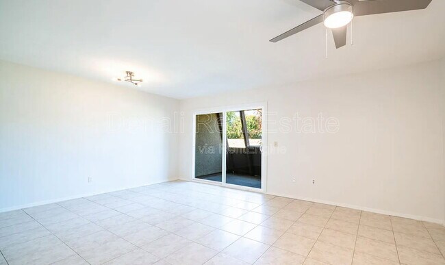 Foto del edificio - 1329 S Mitchell Dr