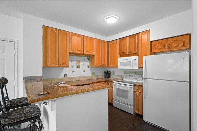 Foto del edificio - 1220 Reserve Way