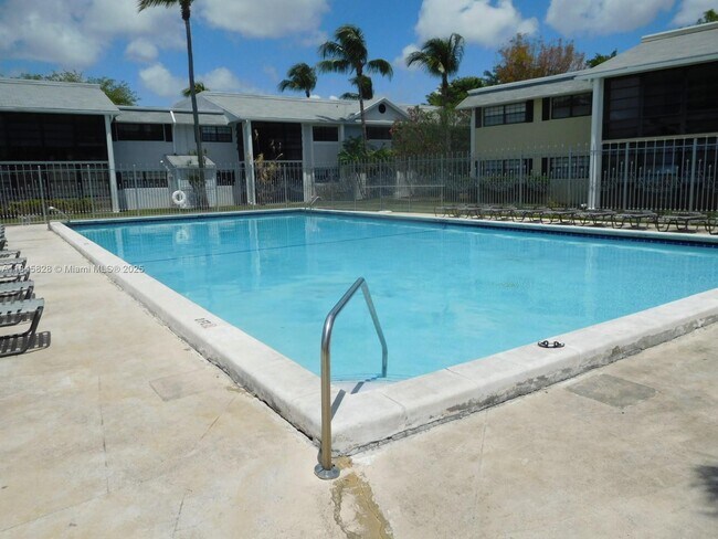 Foto del edificio - 815 NE 199th St