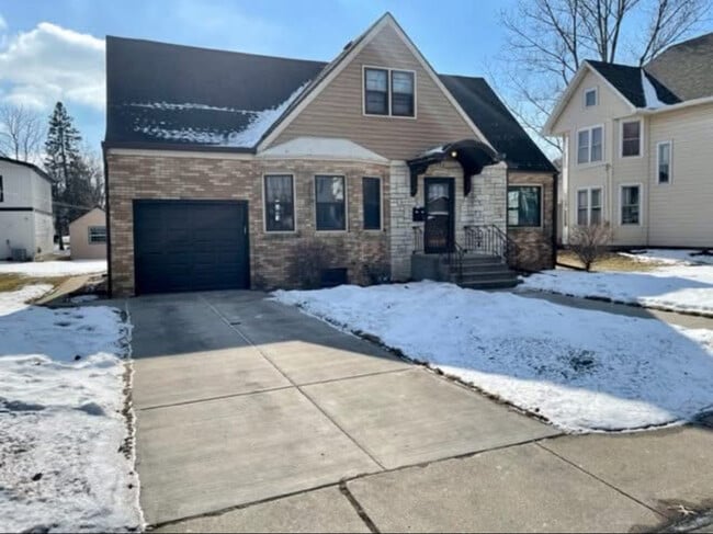 302 W Main St