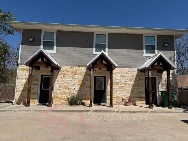 Building Photo - Stylish 2 Bedroom Townhouse | Walk to Campus