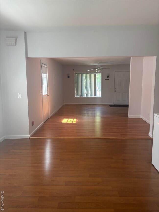 Foto del edificio - 679 Montauk Hwy