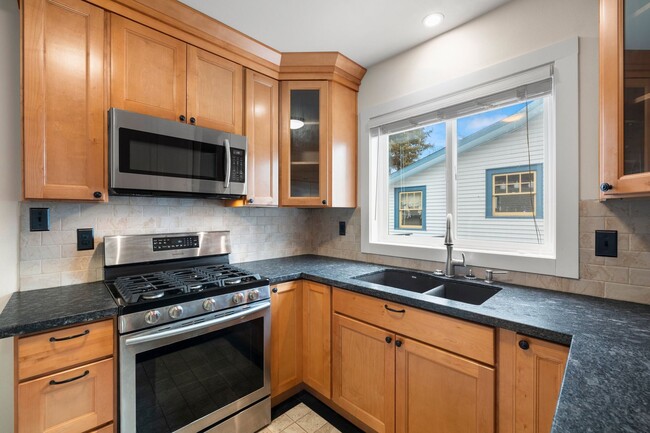 Foto del edificio - 2 bedroom 1 bath with full basement in Sellwood!