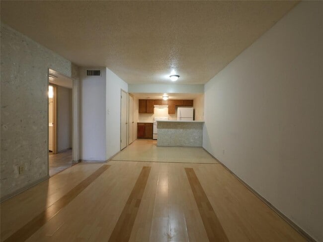 Building Photo - 701 Oakwood Ln
