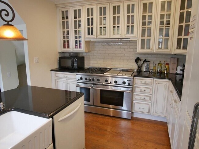 Foto del edificio - Renovated 5 Bed / 3.5 Bath in South End – 1,836 Sq Ft – W/D in Unit – 9/1
