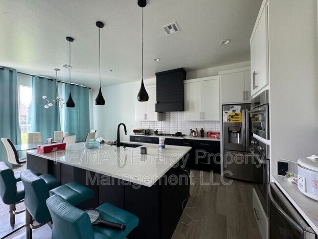 Building Photo - 5001 SW 128th Ct