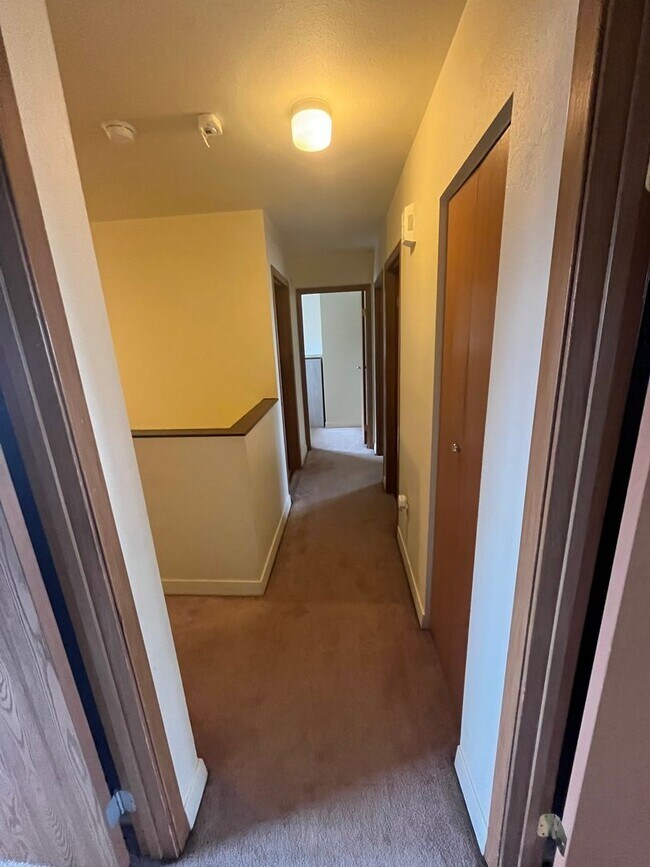 Foto del edificio - Partially furnished/heat included/4 bedroom
