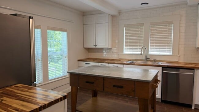 Foto del edificio - 3 Bedroom House with Carport