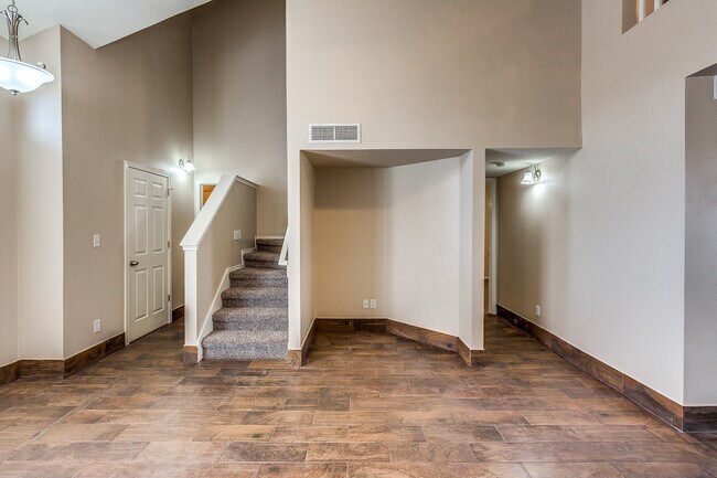 Foto del edificio - Home For Rent - 2-Story Northeast Rental H...