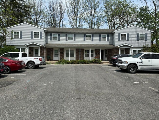 Building Photo - 3 Bedroom Townhome in Emmaus