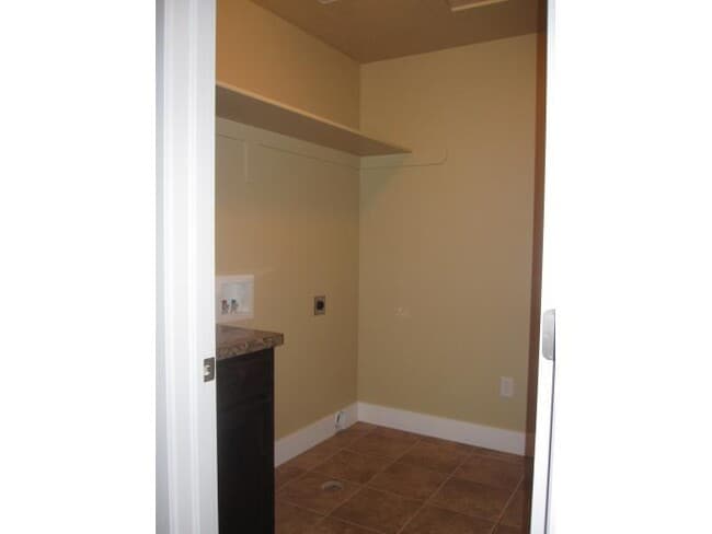 Building Photo - Beautiful Layton Townhome for Rent
