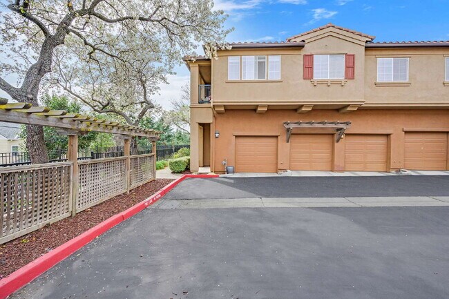 Foto del edificio - Corner Unit Condo with Vineyard Views – 2 Bed, 2 Bath – Quiet, Private, and Convenient!