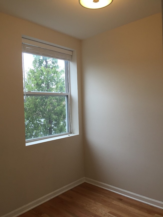 Foto del edificio - 2520 W Leland Ave