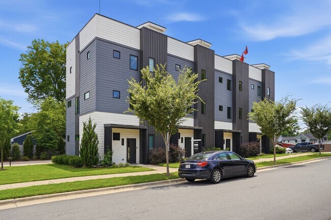 Foto del edificio - Live Elevated in Downtown Raleigh – Stunning Townhome with Rooftop Oasis!
