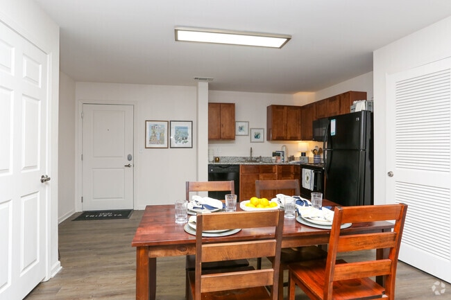 2BR, 2BA - 931 SF - Kitchen - Trifecta Apartments