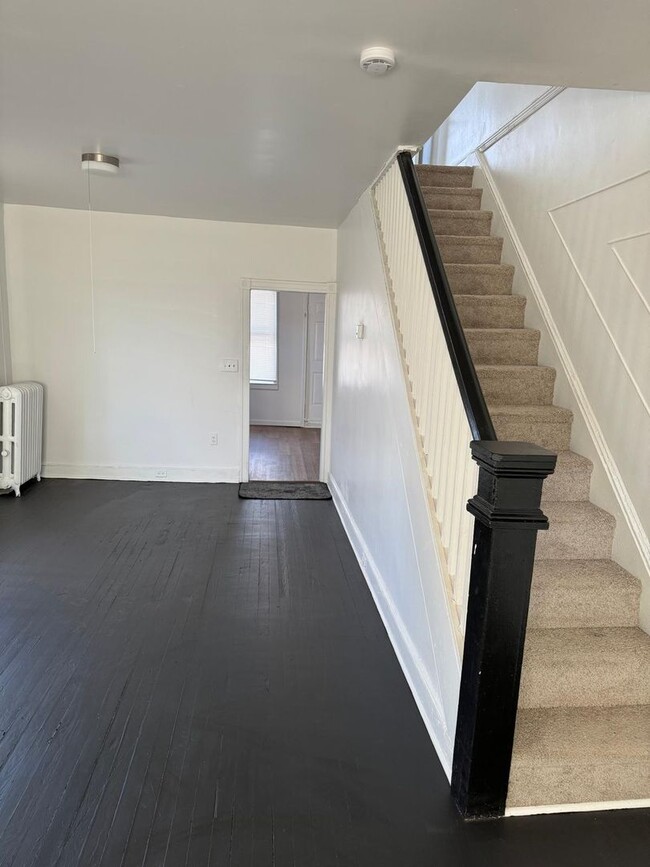 Building Photo - Recently Renovated Three Bed One Bath Read...