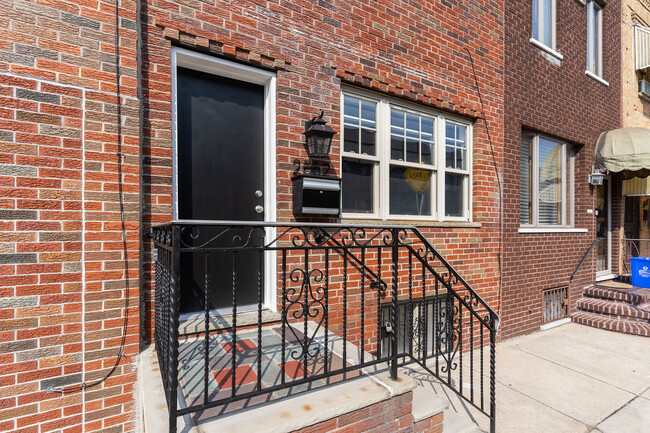 Building Photo - 2552 S Sartain St