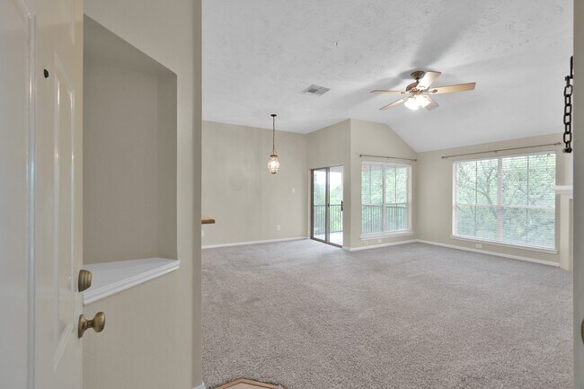 Building Photo - 8051 Bay Branch Dr