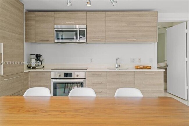 Foto del edificio - 650 NE 32nd St