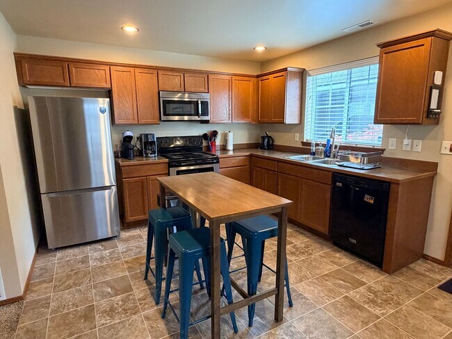 Foto del edificio - Short term, fully furnished home! 3 bed, 2.5 bath, central a/c, w/d, d/w, covered parking, great ...