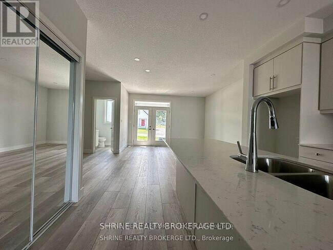 Building Photo - 990 Deveron Crescent