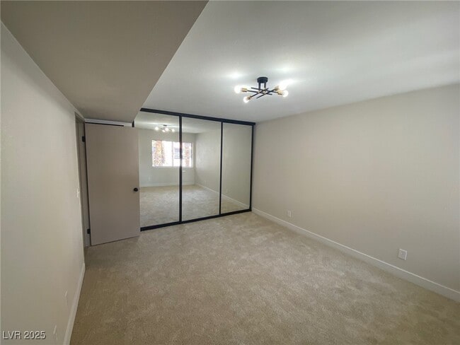Building Photo - 1405 E Vegas Valley Dr