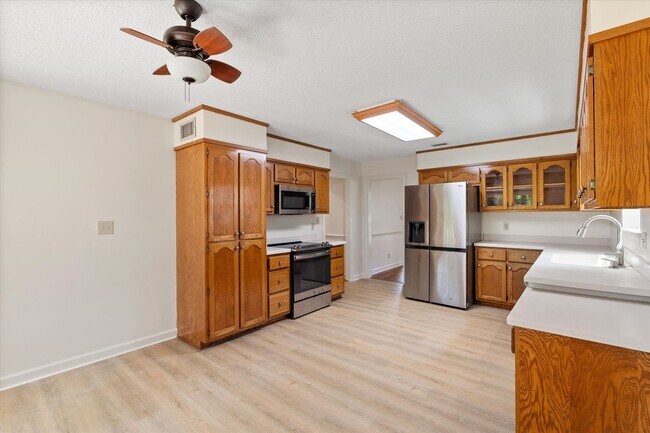 Foto del edificio - UPCOMING LISTING IN LAKE FOREST SUBDIVISION