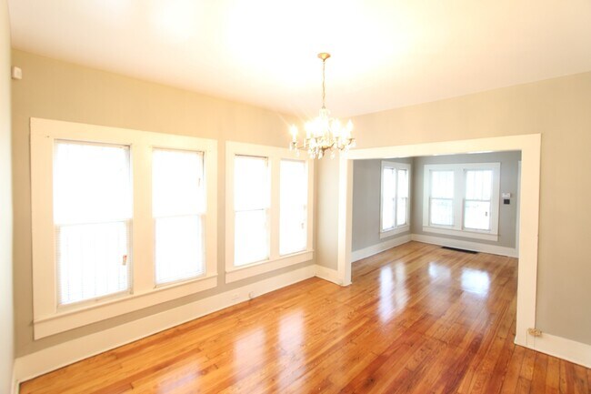 Building Photo - Bush Hills Beauty - 3 Bedroom 2 Bath