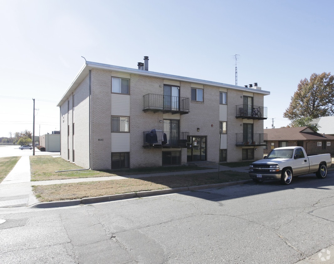 Primary Photo - 4641 Huntington Ave