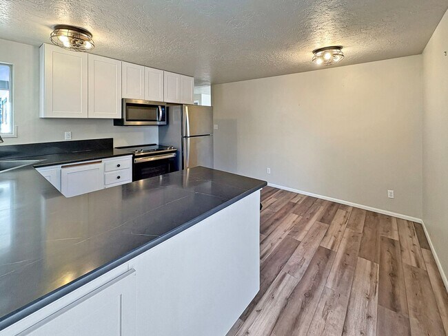 Foto del edificio - 3-Bedroom Boise Home with Outdoor Fireplace, Fenced Yard & LVP Flooring Near Downtown | $500 Off ...