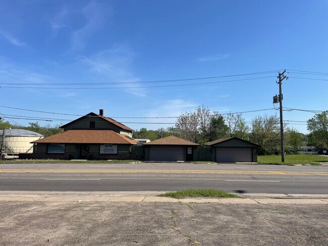 Building Photo - 227 W Maple St