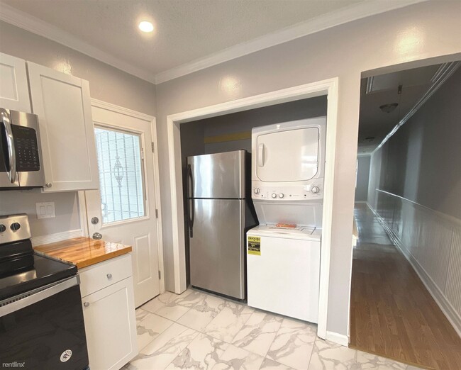 Building Photo - 2 br, 1 bath Duplex - 520 East Anderson St...