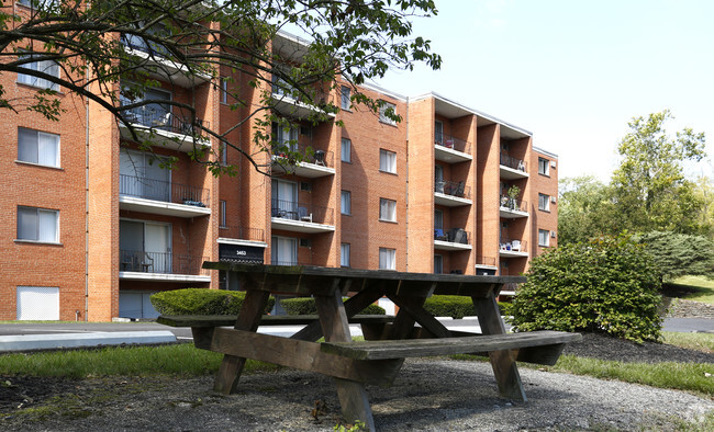 Picnic Area - Grandin Bridge Apartments