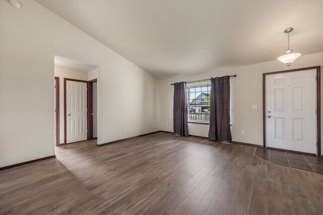 Building Photo - 3 bed 2 bath rancher
