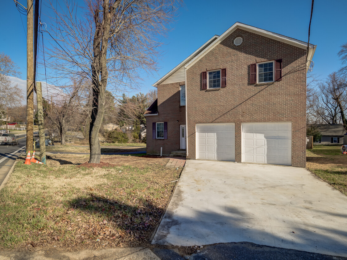 Front of house - 2000 Ritchie Rd