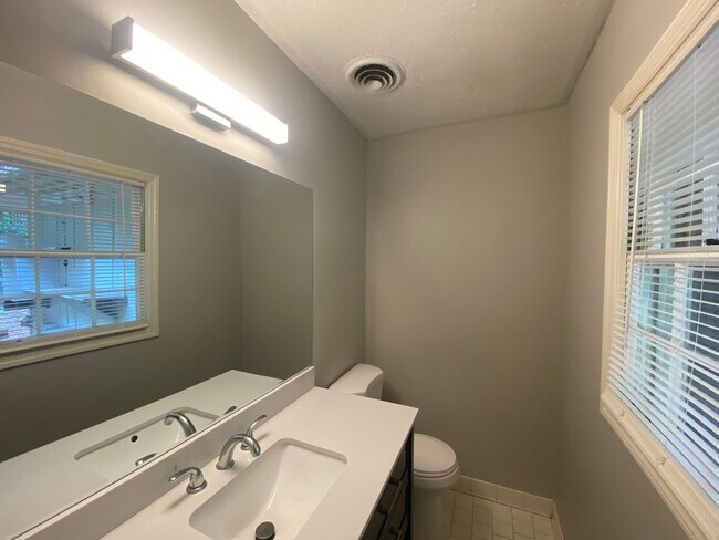 Building Photo - Great Location and Great Home!