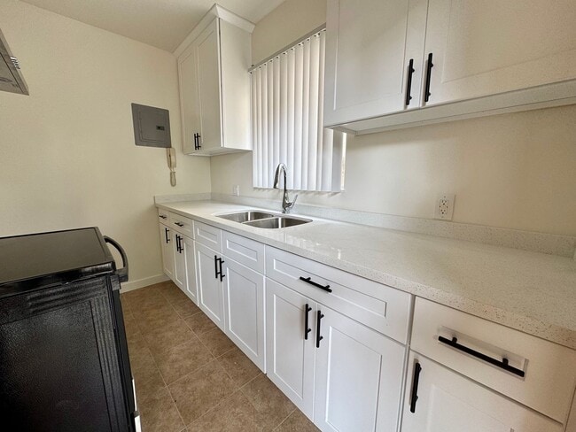 Building Photo - Great Santa Monica Location! Walking Dista...