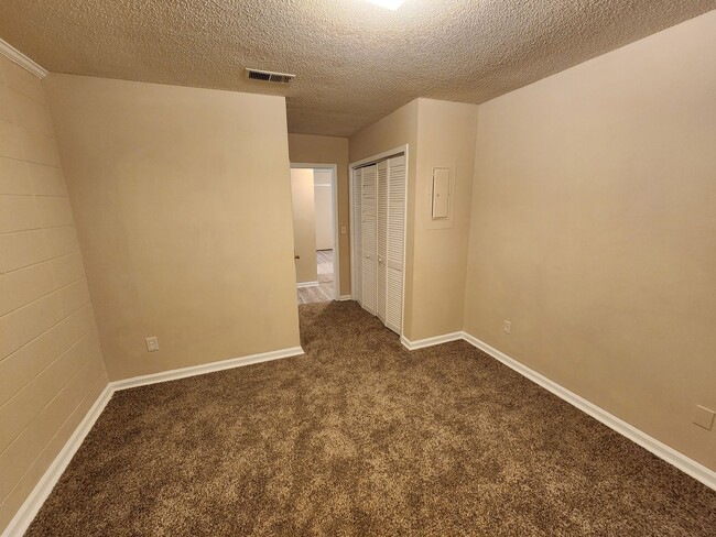Foto del edificio - Comfy One Bedroom Apartment