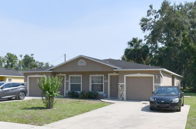 Spacious 3BR/2BA Duplex with Private Garage – Carpet-Free! - Spacious 3BR/2BA Duplex with Private Garage – Carpet-Free! House