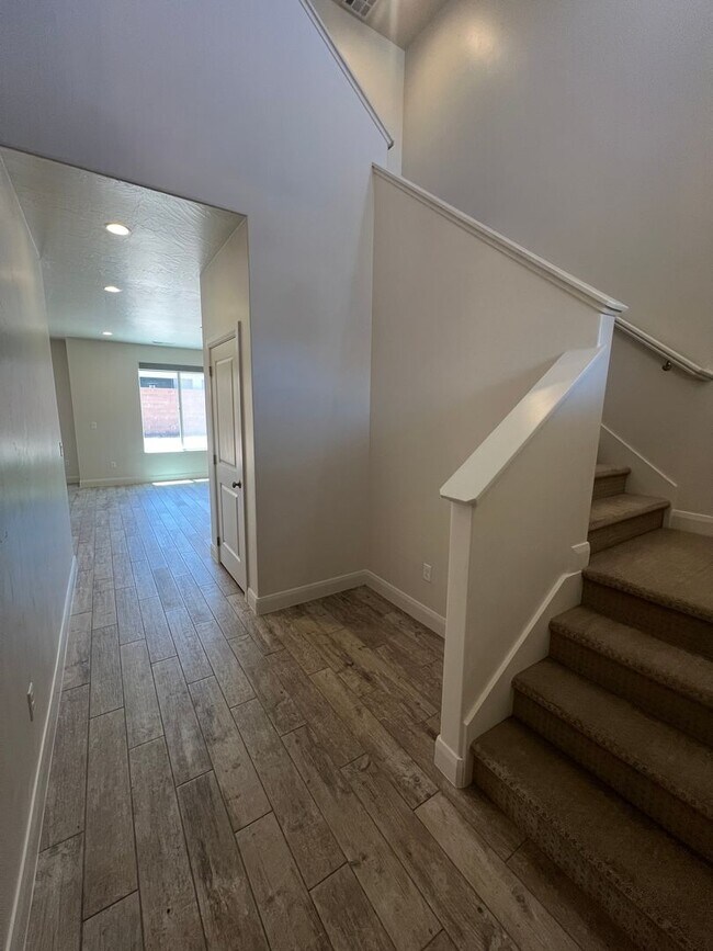 Building Photo - Stunning 5 bedroom, 2.5 bathroom home in d...