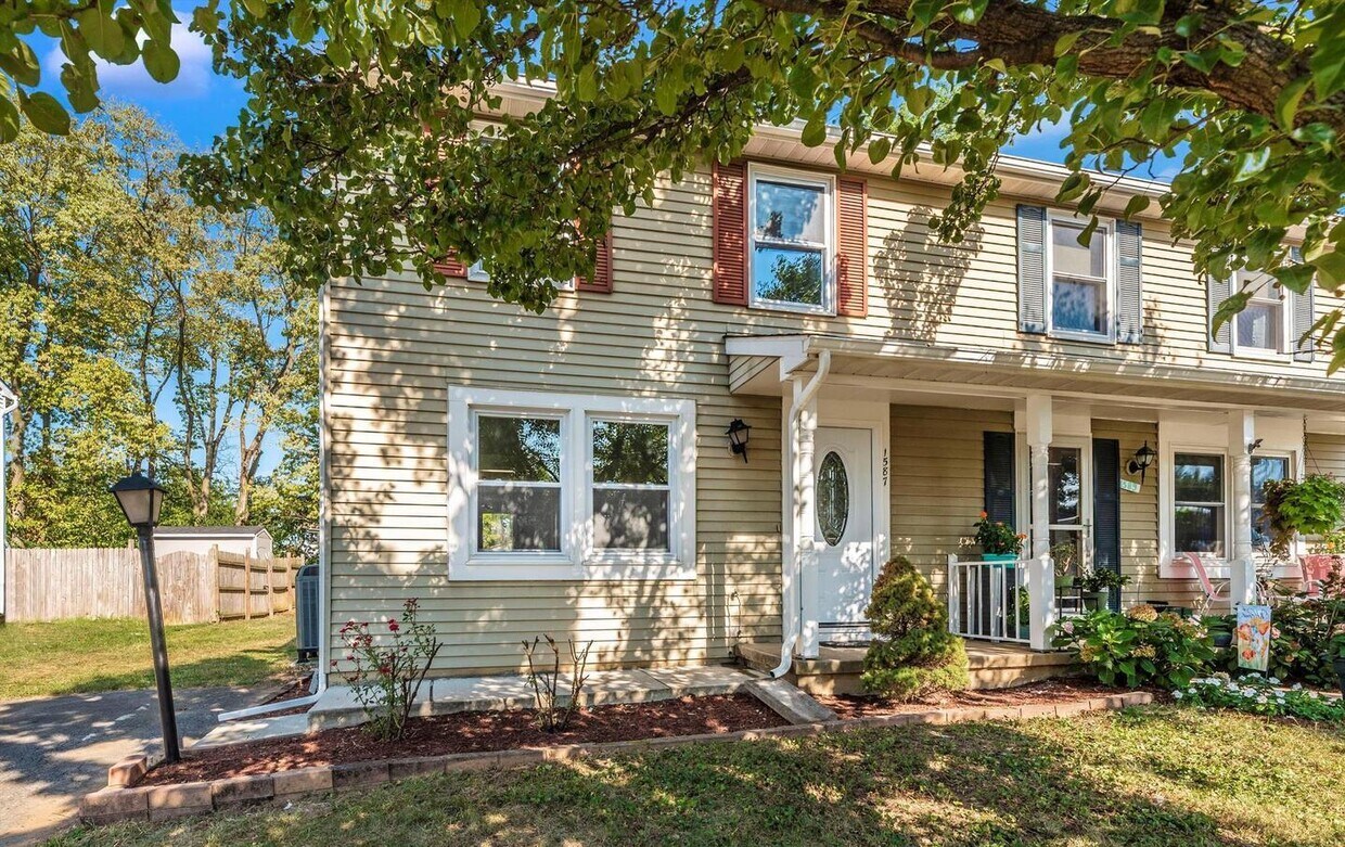 Primary Photo - 1587 Carey Pl