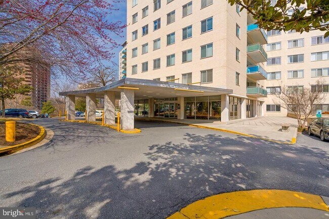 Foto del edificio - 10201 Grosvenor Pl